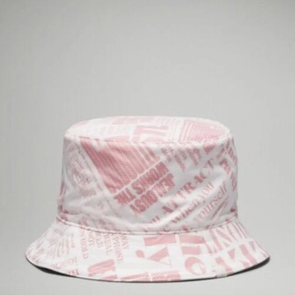 Lululemon NWT S/M Both Ways Reversible Bucket Hat in Manifesto Print &‎ Bone